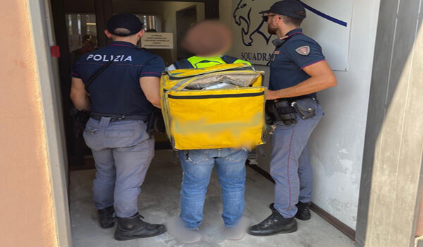 Rider consegnava droga al posto di alimenti, arrestato dalla Polizia di Stato per spaccio