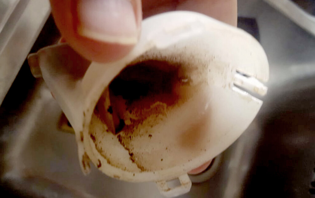 Problema macchina nespresso perde acqua da sotto