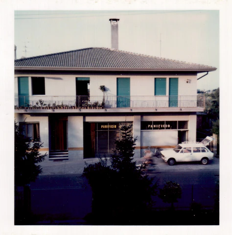 imgi_4_una_foto_del_panificio_durante_gli_anni_70._480x480
