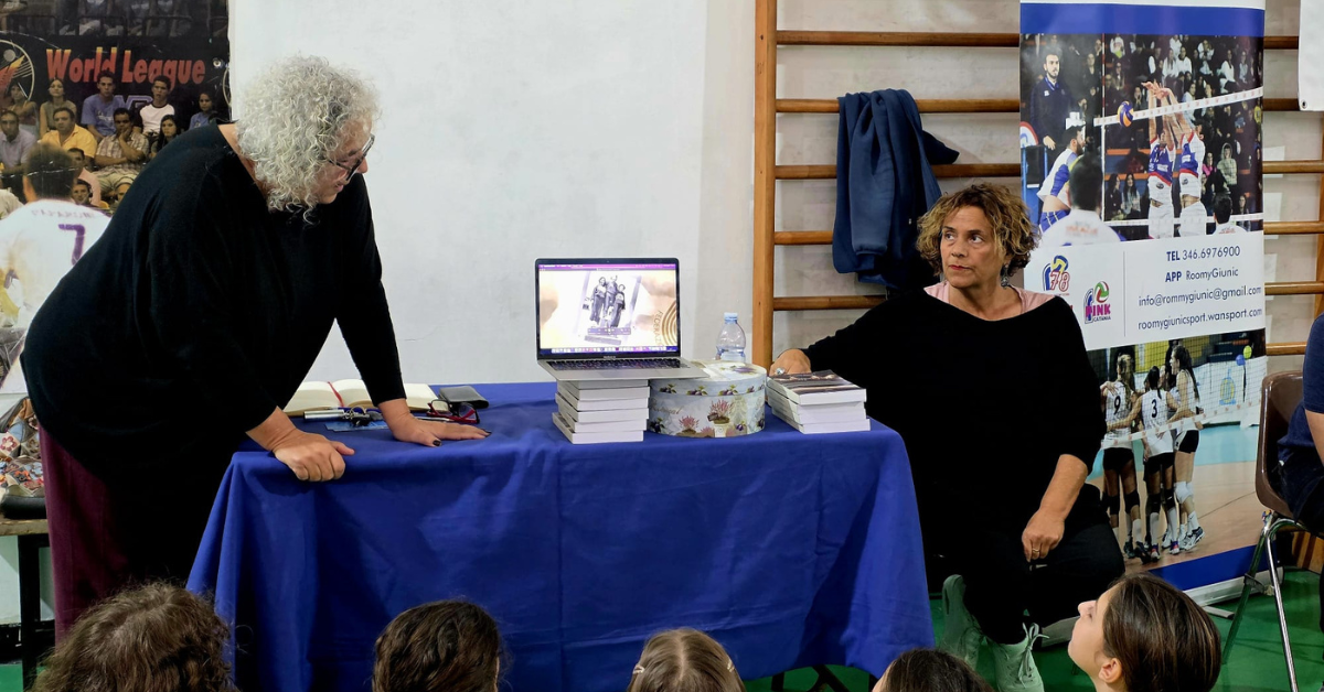 Alla Dante Alighieri rivive il mito: le sorelle Pizzo incontrano i giovani della Roomy