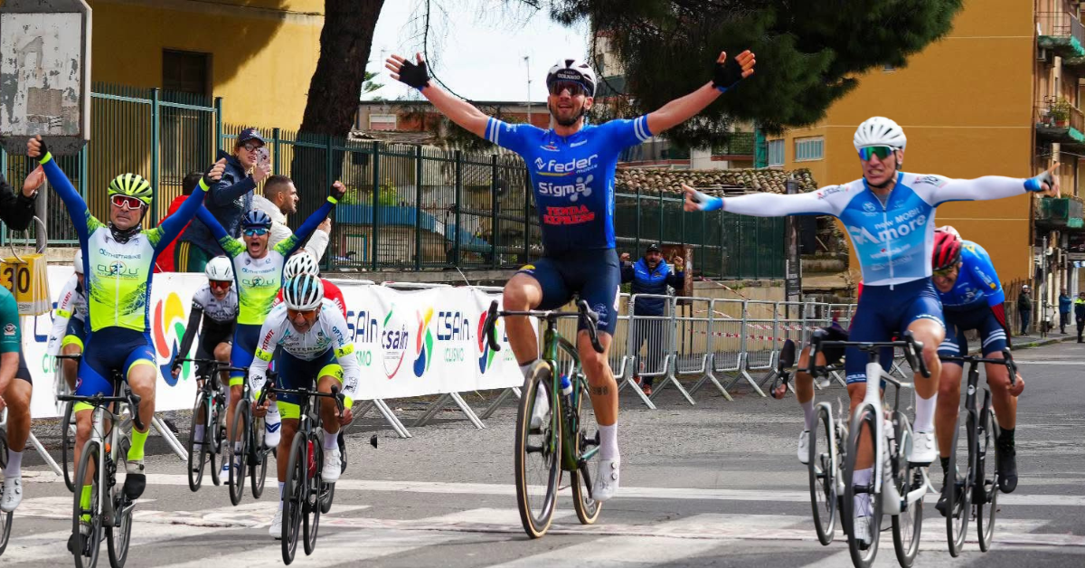 Ciclismo, Trofeo Sant’Agata da record: 180 atleti e grandi volate nel circuito etneo Ciclismo, Trofeo Sant’Agata da record: 180 atleti e grandi volate nel circuito etneo