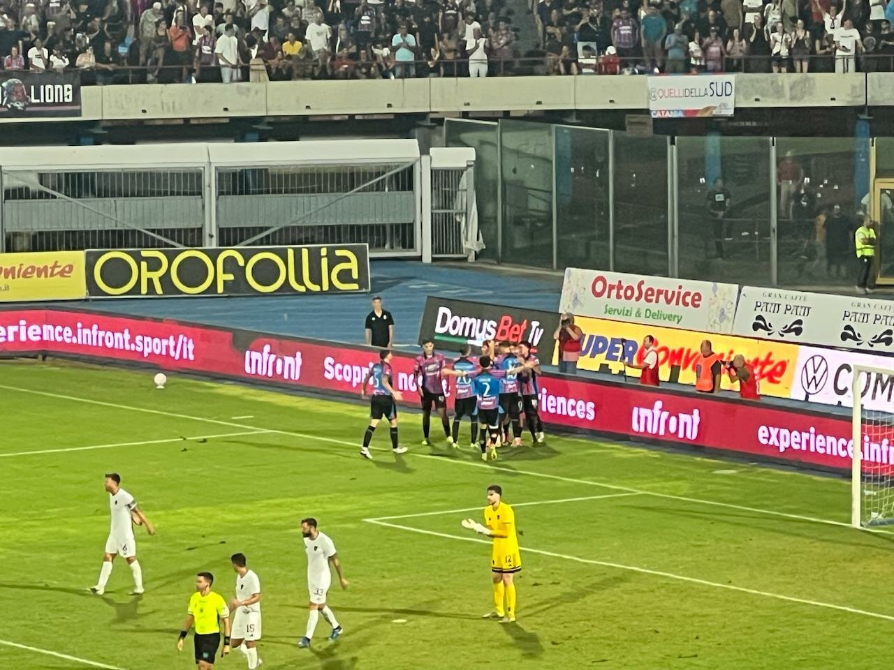 Il Catania ingrana la marcia e parte: 4 a 0 al Cosenza al Massimino