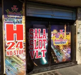 Ingresso di una sala slot VLT aperta 24 ore a Roma