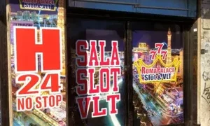 Ingresso di una sala slot e VLT a Roma, aperta 24 ore su 24
