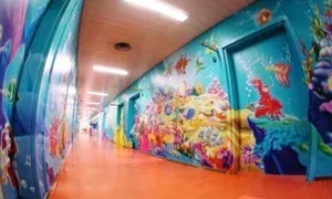 Corridoio con murale a tema sottomarino in ospedale pediatrico