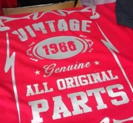 T-shirt rossa con stampa vintage del 1966.