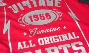 T-shirt rossa con scritta Vintage 1966 Genuine All Original Parts