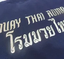Maglietta con scritte Muay Thai in oro