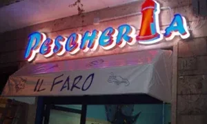 Insegna luminosa della pescheria Il Faro a Roma