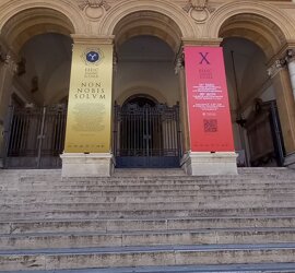 Ingresso della Facoltà di Ingegneria a Roma con cartelloni di eventi accademici