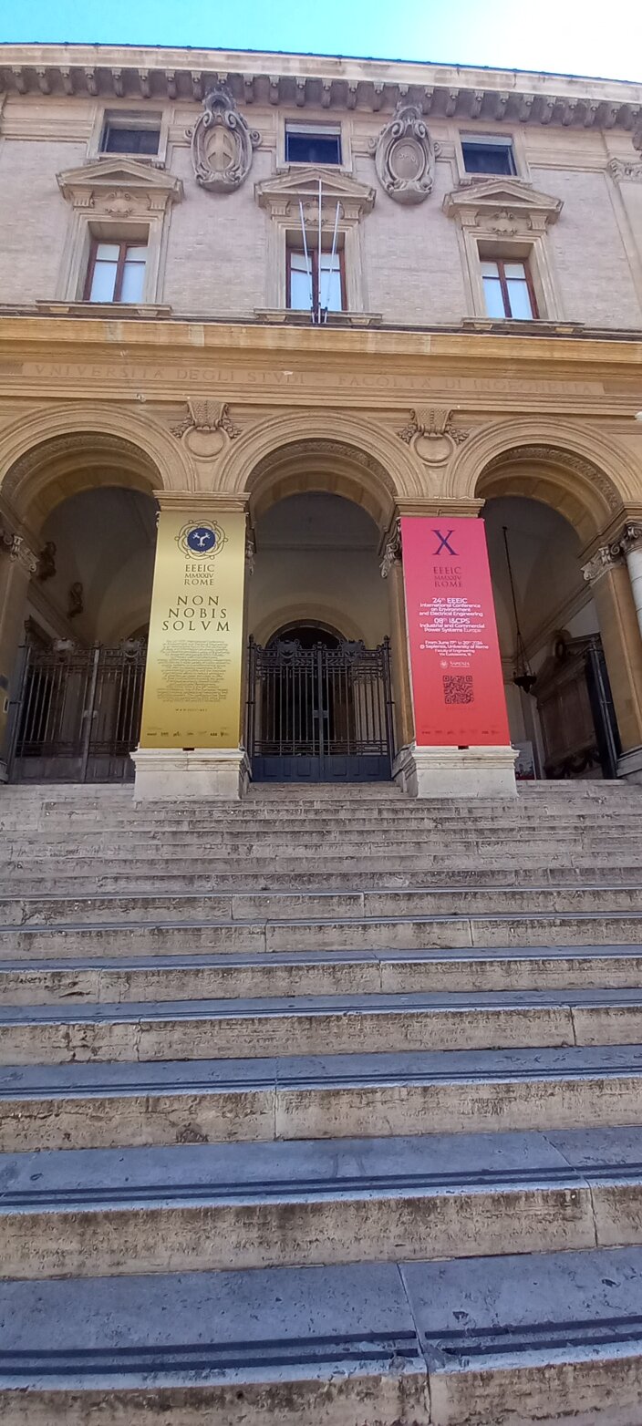 Facciata di un edificio storico con striscioni per un evento presso una facoltà universitaria