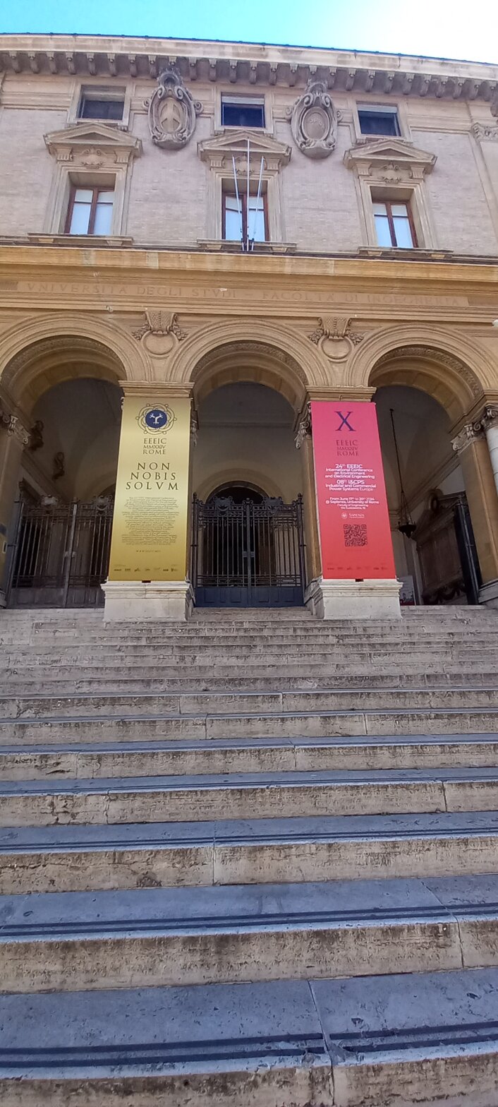 Facciata storica con manifesti espositivi