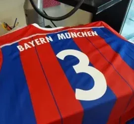 Maglia del Bayern München con numero 3 in preparazione per la stampa personalizzata.