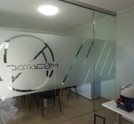 Pellicola adesiva con logo su porta scorrevole in vetro in ufficio