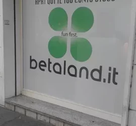 Vetrina con logo e sito di Betaland