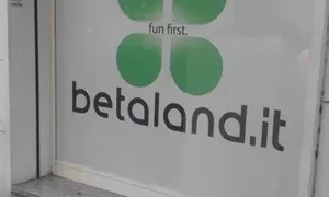 Vetrina con logo e slogan Betaland