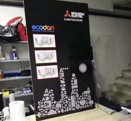 Pannello espositivo Mitsubishi Electric con grafica personalizzata per eventi e fiere