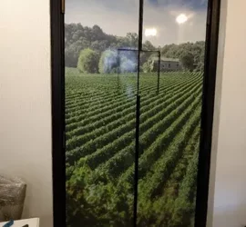 Porta decorata con immagine di vigneto