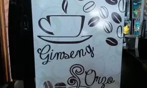 Macchina per bevande calde con illustrazione di tazze di ginseng e orzo