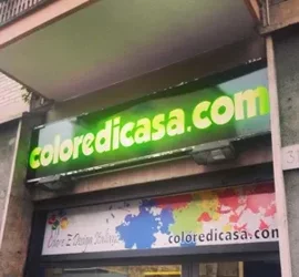 Insegna negozio coloredecorazioni.com su facciata edificio