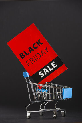 Carrello con cartello rosso Black Friday in saldo Carrello con cartello rosso Black Friday in saldo