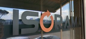 Adesivo su vetrina con marchio ISORAMA, riflessi e decorazioni grafiche
