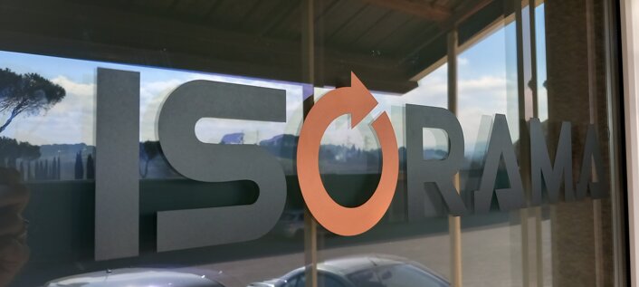 Logo Isorama su vetro riflettente