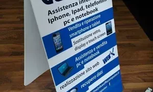 Insegna pubblicitaria di un negozio di assistenza informatica a Roma