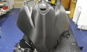 Carena di moto in fibra di carbonio in laboratorio