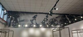 Interno di un negozio con immagini di atleti su pareti e illuminazione moderna