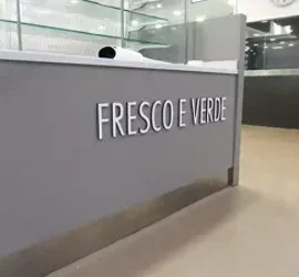 allestimento personalizzato per negozio con scritta 'Fresco e Verde'