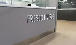 Interno di un negozio con il logo 'Fresco e Verde'