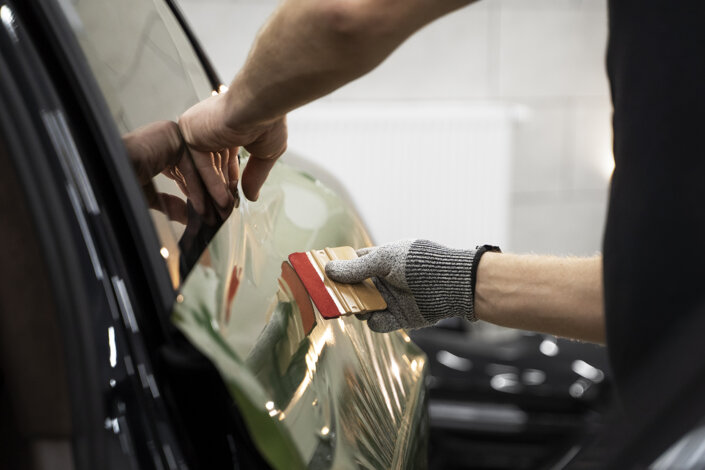 Applicazione di pellicola adesiva su carrozzeria auto