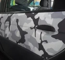 Porta auto con pellicola adesiva camo grigia per wrapping personalizzato Porta auto con pellicola adesiva camo grigia per wrapping personalizzato