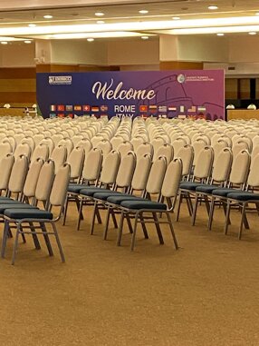 Sala conferenze allestita per evento a Roma