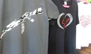T-shirt con design grafico appese su un appendiabiti