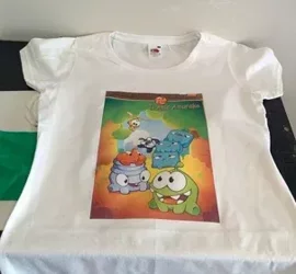 Maglietta bianca con stampa personalizzata di personaggi animati colorati.
