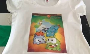 Maglietta bianca con stampa di personaggi animati colorati