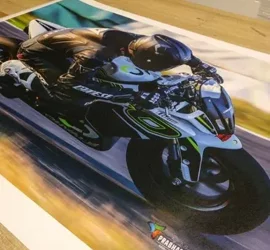 Stampa di un motociclista in azione su pista
