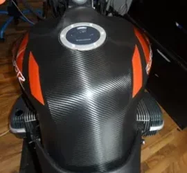 Serbatoio moto avvolto in pellicola adesiva effetto fibra di carbonio Serbatoio moto avvolto in pellicola adesiva effetto fibra di carbonio