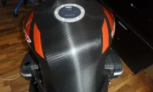 Serbatoio moto con finitura in fibra di carbonio e dettagli arancioni