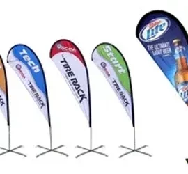 Bandiere personalizzate per eventi e fiere con differenti design e loghi.