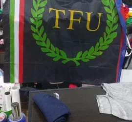 Stampa personalizzata TFU su materiale tessile con dettagli colorati.