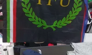 Bandiera con logo TFU e corona d'alloro in un negozio di abbigliamento