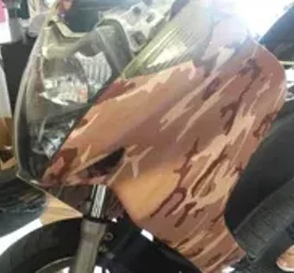 Moto con wrapping personalizzato in pellicola adesiva mimetica Moto con wrapping personalizzato in pellicola adesiva mimetica