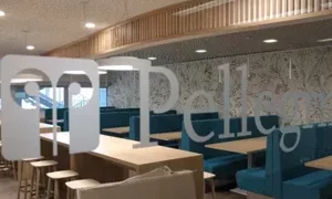 Sala da pranzo moderna con arredi in legno e sedute blu
