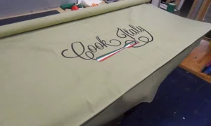 Tela con scritta Cook Italy e bandiera italiana in laboratorio