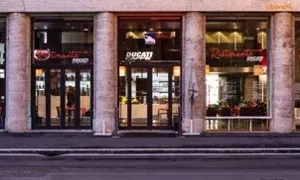 Entrata del ristorante Ducati Caffè a Roma