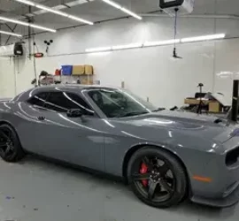 Auto grigia in garage, esempio di wrapping personalizzato e pellicole adesive Auto grigia in garage, esempio di wrapping personalizzato e pellicole adesive