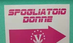 Segnale per spogliatoio donne con freccia rosa